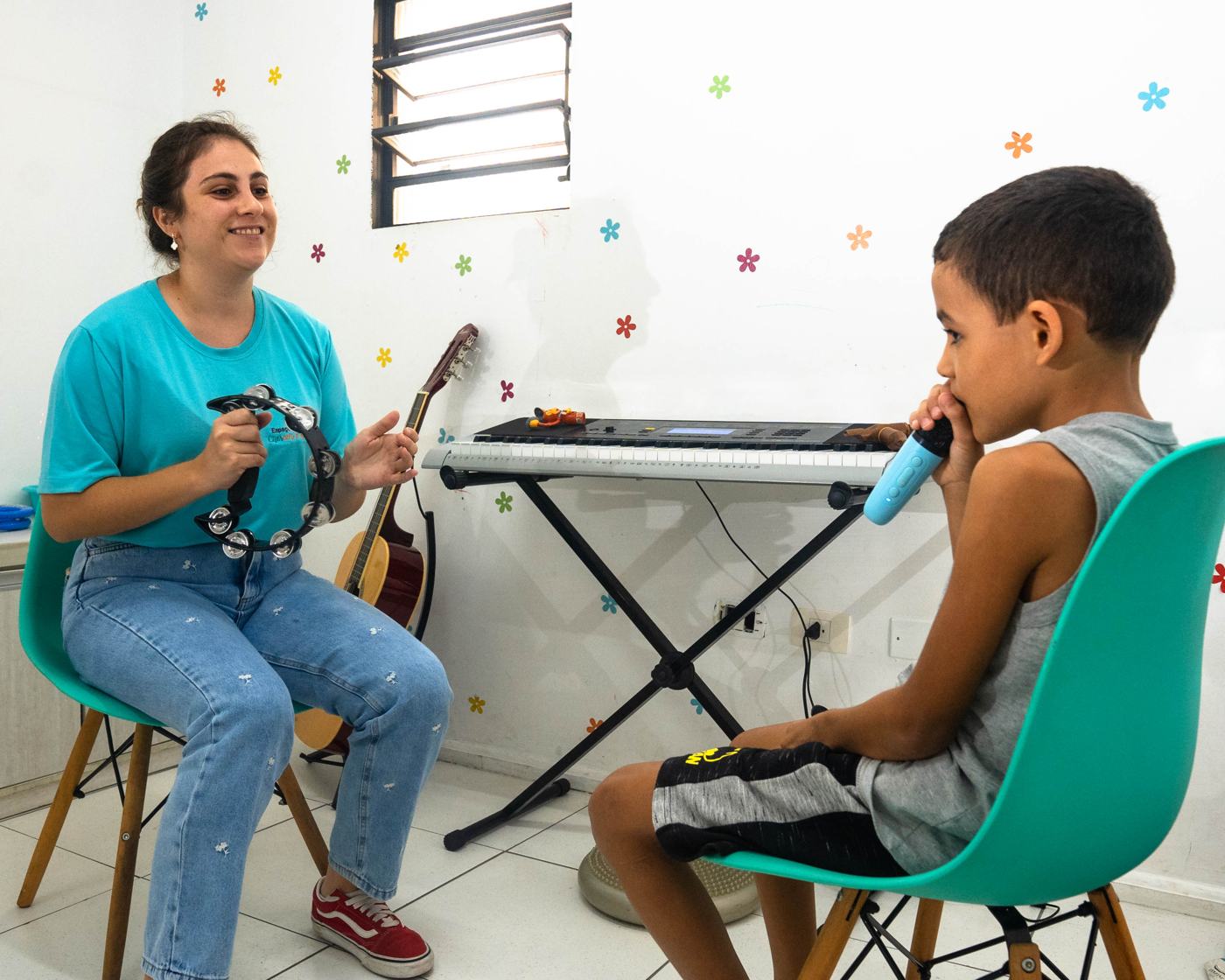 Terapeuta e criança em atendimento no Crescer e Aprender