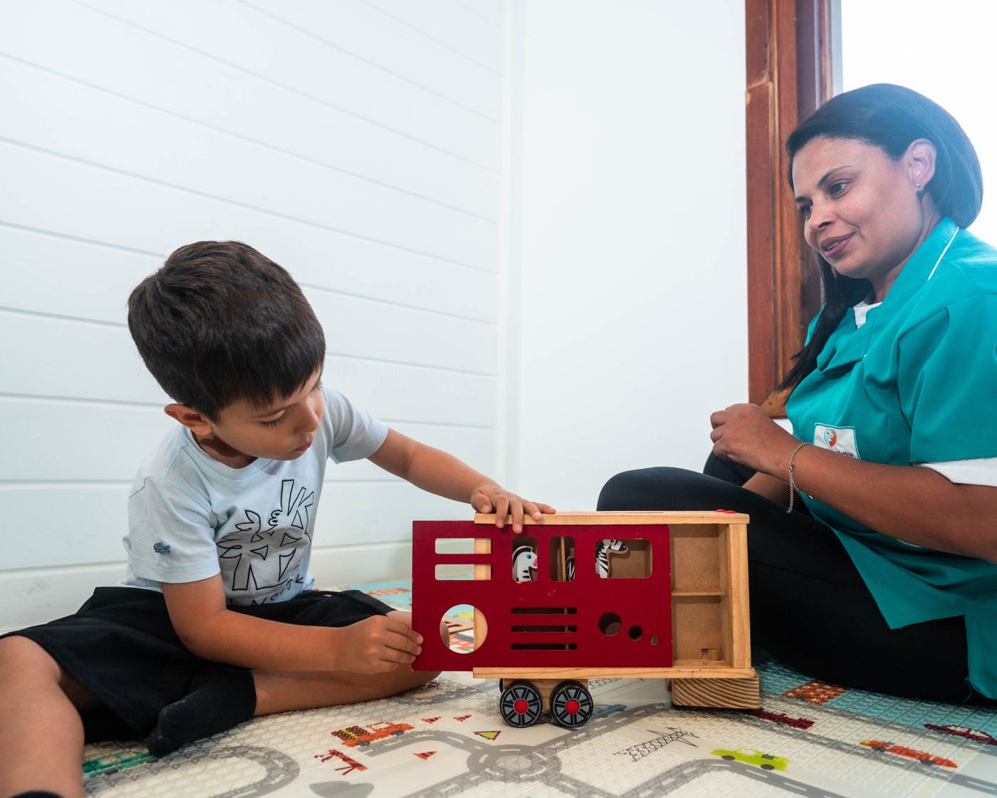 Criança em atendimento com terapeuta no Crescer e Aprender