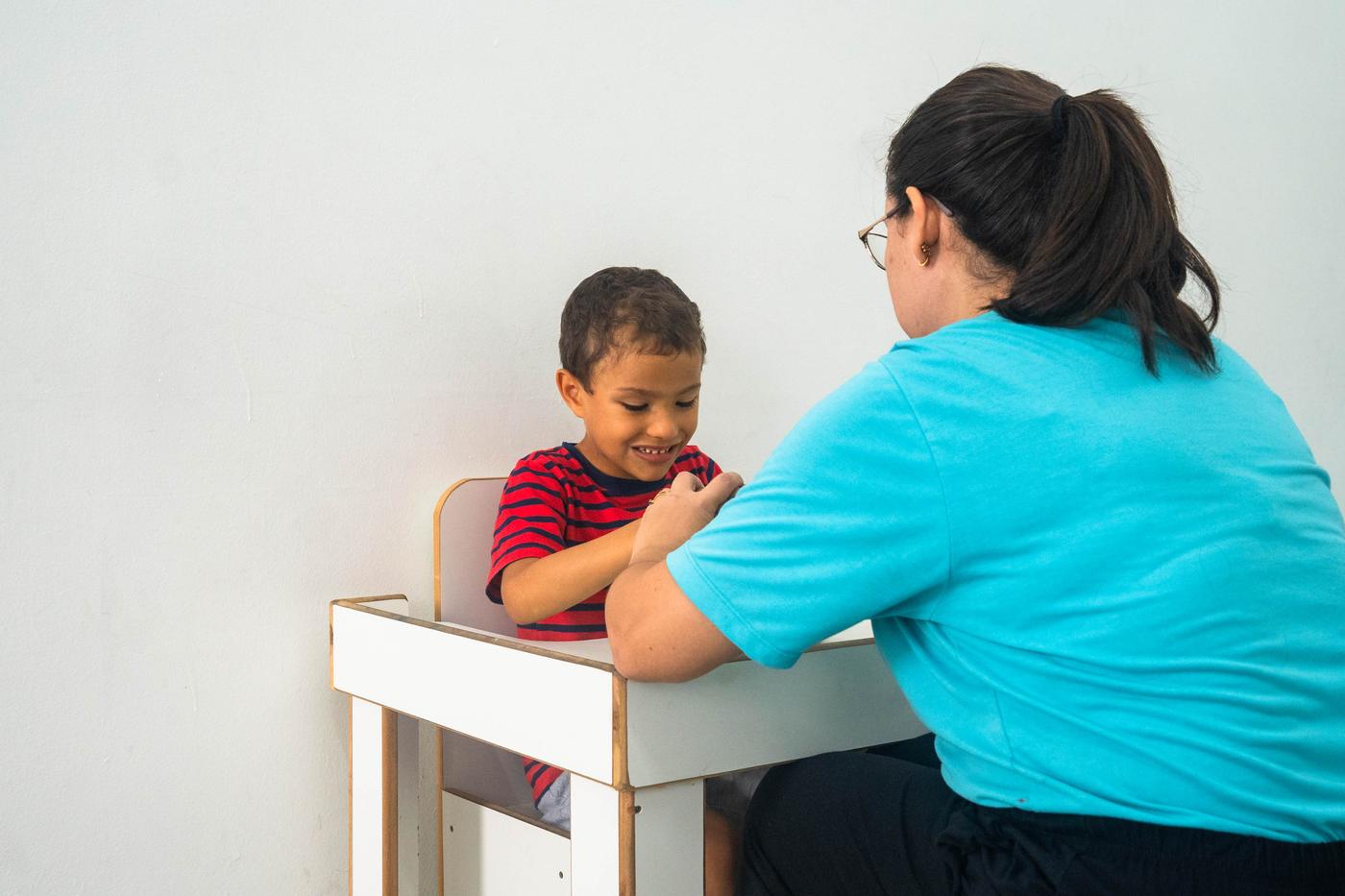Criança em atendimento no Crescer e Aprender