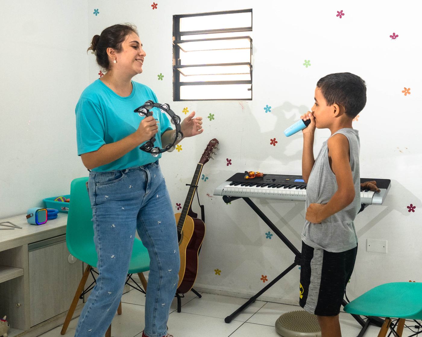 Terapeuta estimulando a comunicação de uma criança no Crescer e Aprender