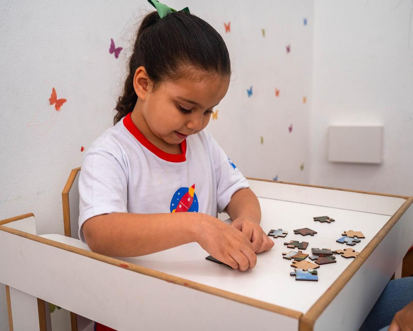 Criança em avaliação neuropsicológica com testes de mesa no Crescer e Aprender