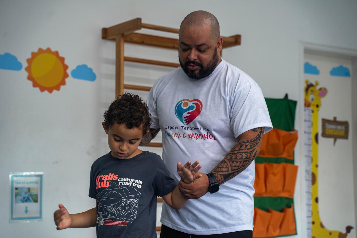 Criança em atendimento no Crescer e Aprender