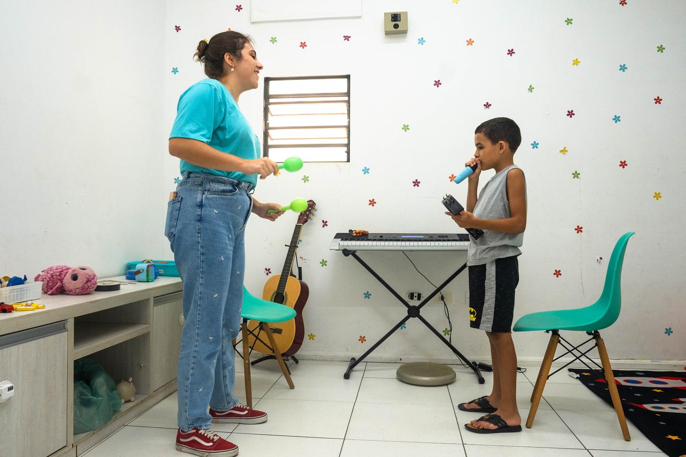 Terapeuta do Crescer e Aprender acompanhando uma criança em atividade