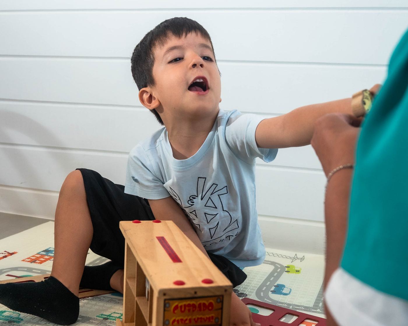Criança em acompanhamento com terapeuta no Crescer e Aprender